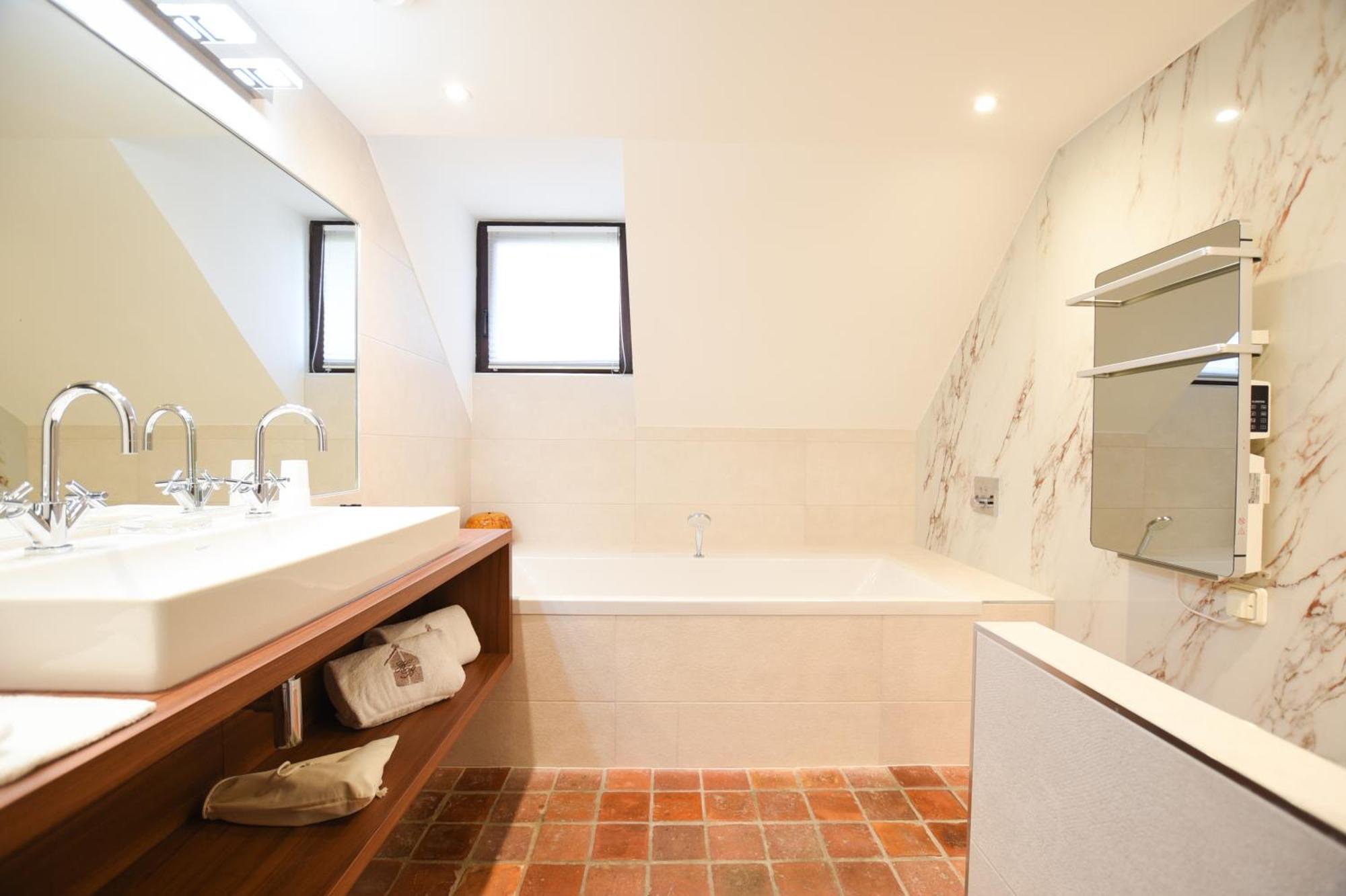 Suite mit Kingsize-Bett und Balkon