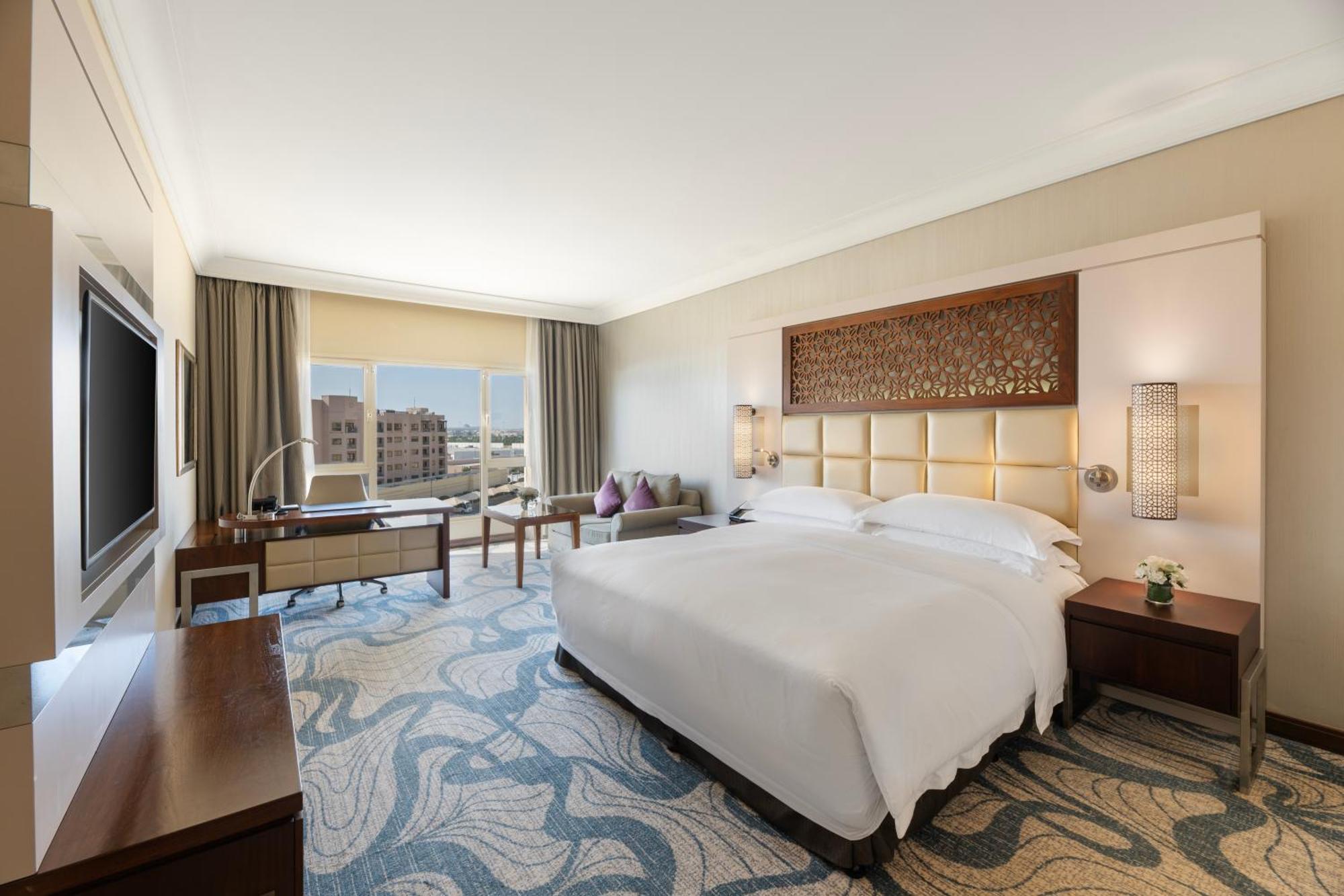 Classic Zimmer mit Kingsize-Bett und Stadtblick