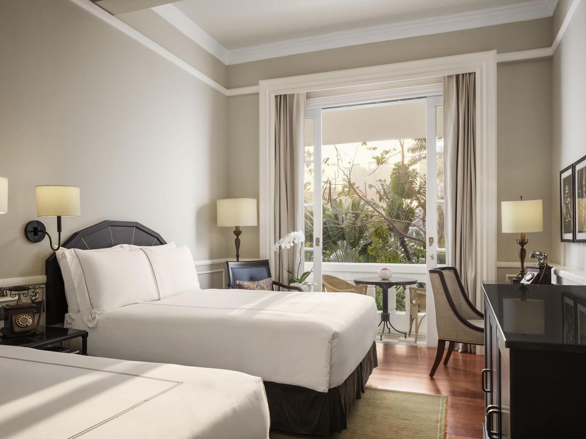 Zweibettzimmer State mit Poolblick