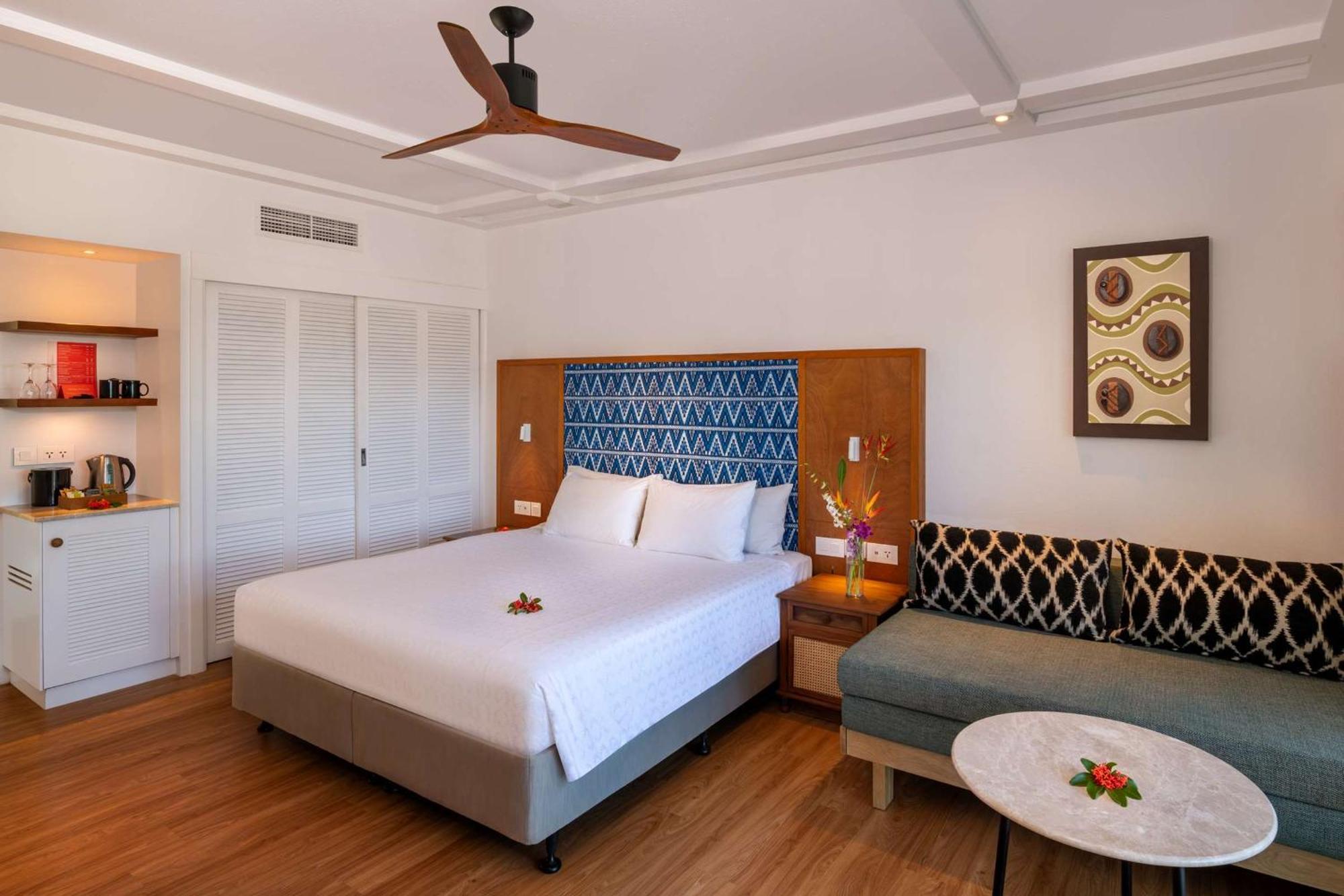 Zimmer mit 1 Kingsize-Bett und Meerblick