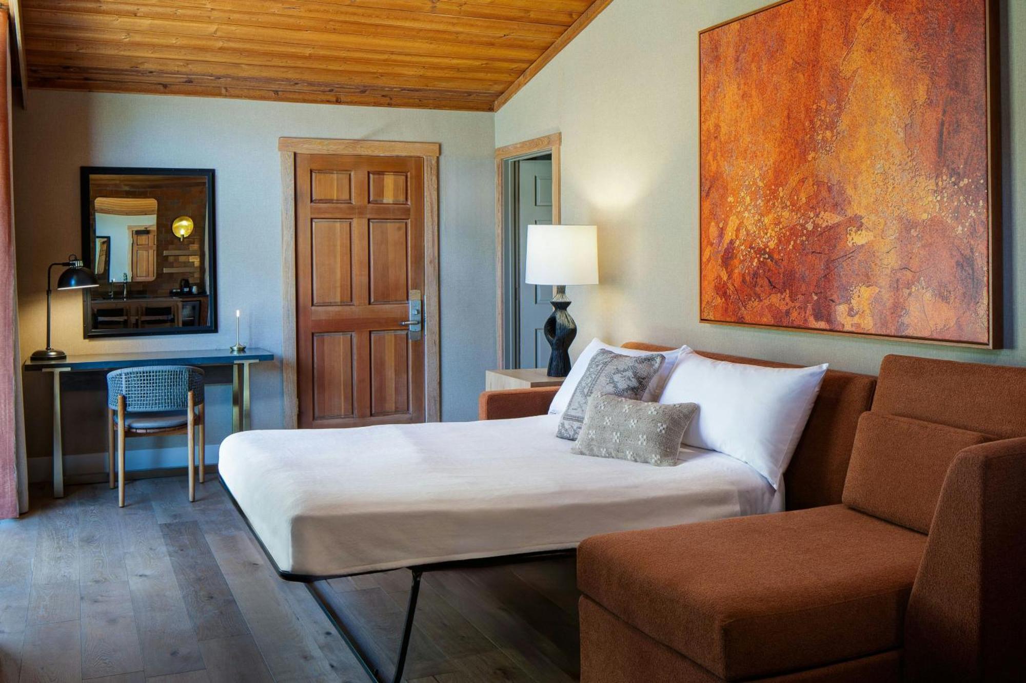 Riverfront Queen Cabin Two Bedroom Suite