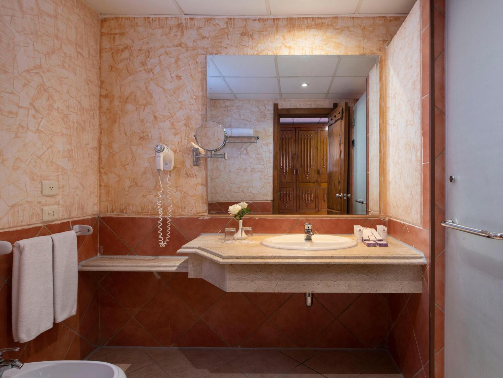 Dreibettzimmer mit Poolblick