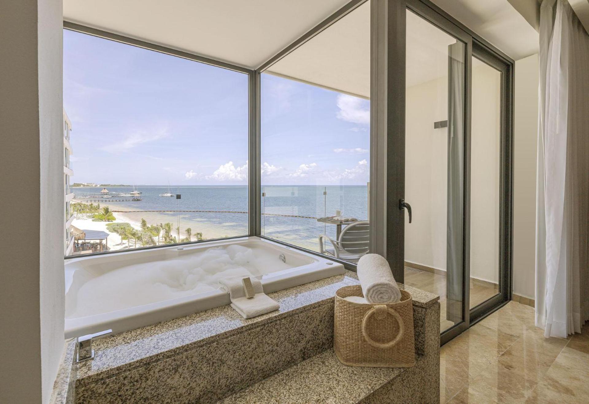 Doppelzimmer mit Whirlpool-Badewanne