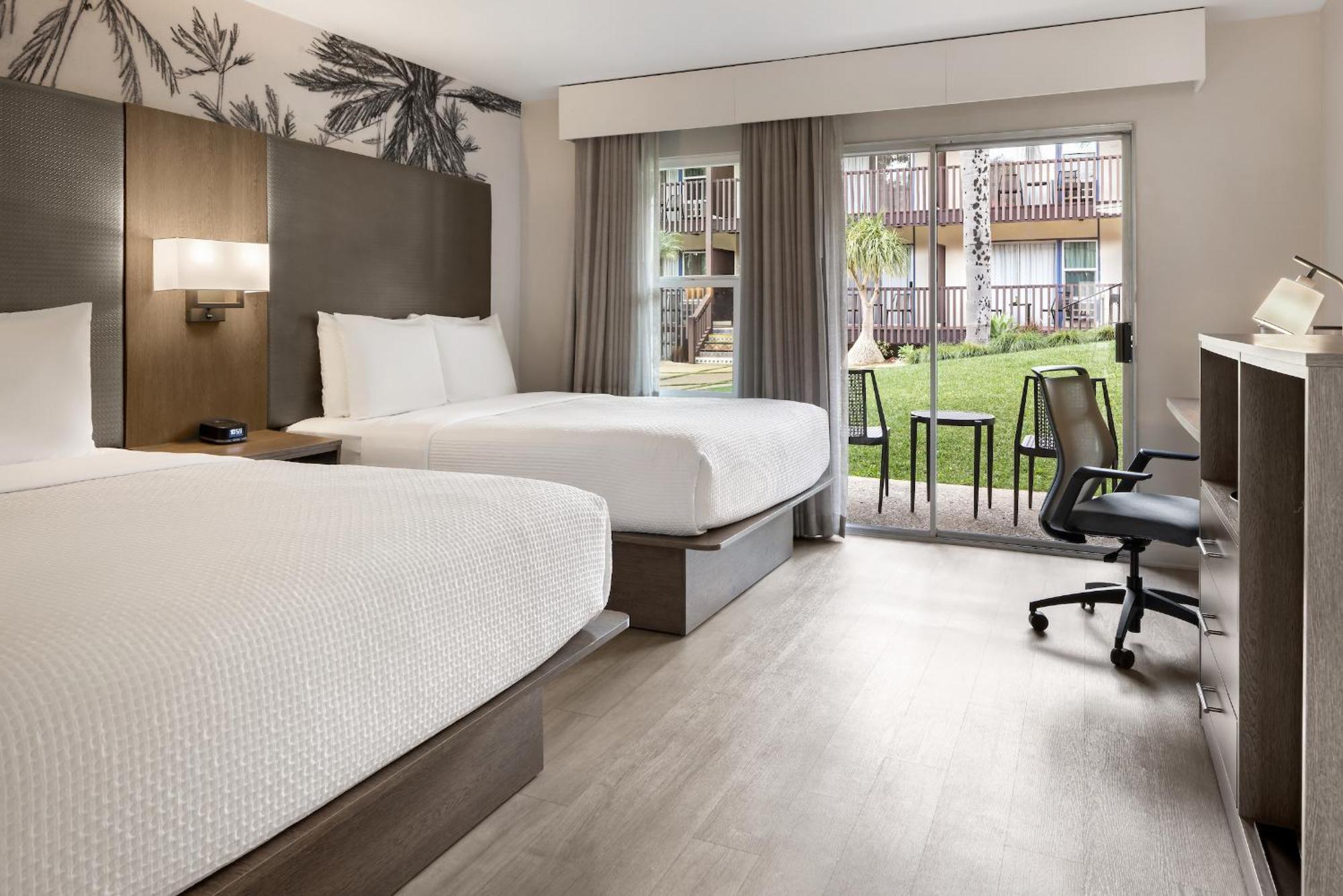 Classic Doppelzimmer mit 2 Doppelbetten und Blick auf den Innenhof