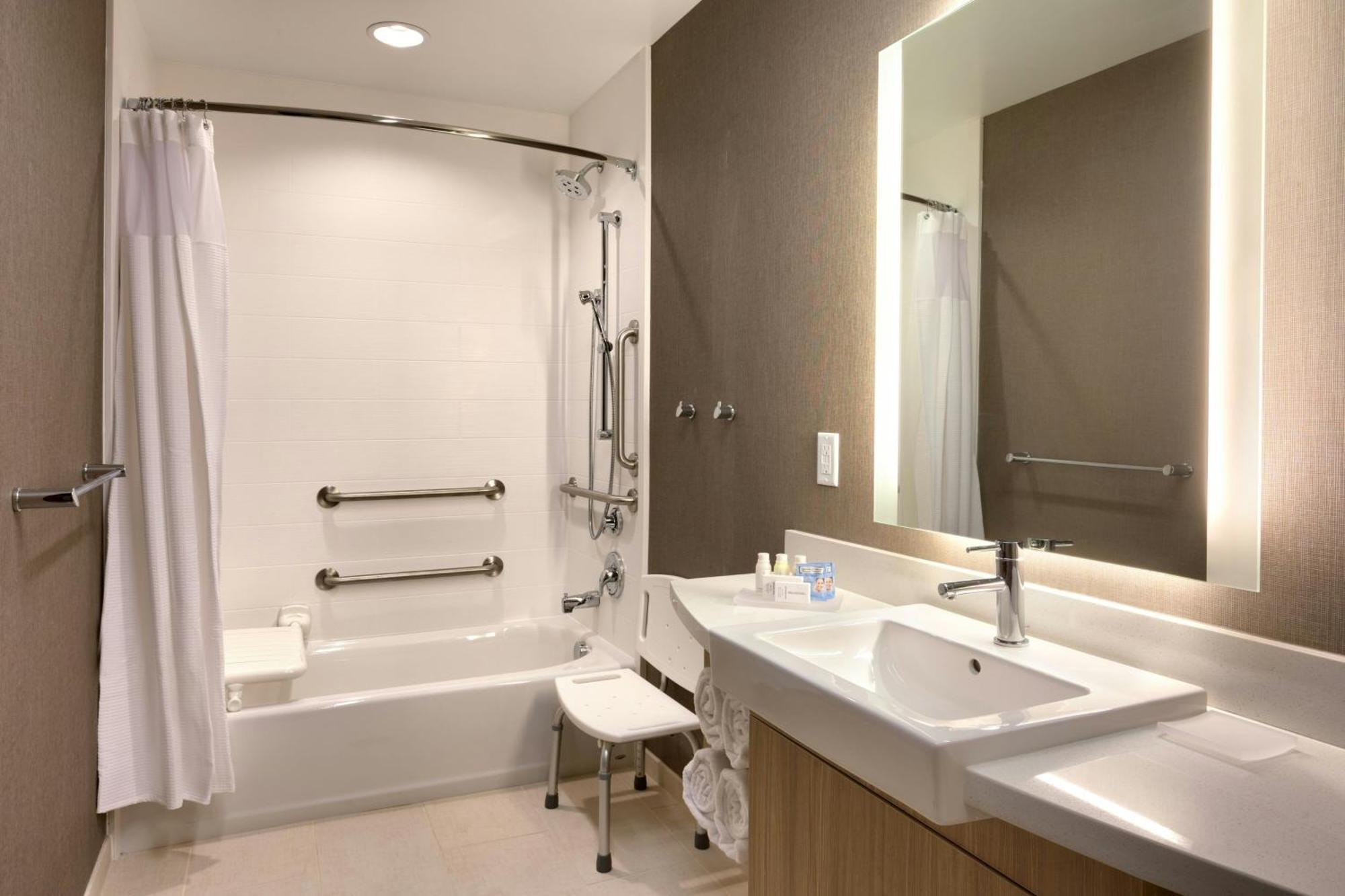 Queen Suite Two Queen Beds Bathtub Trundle Sofa Mobility Access