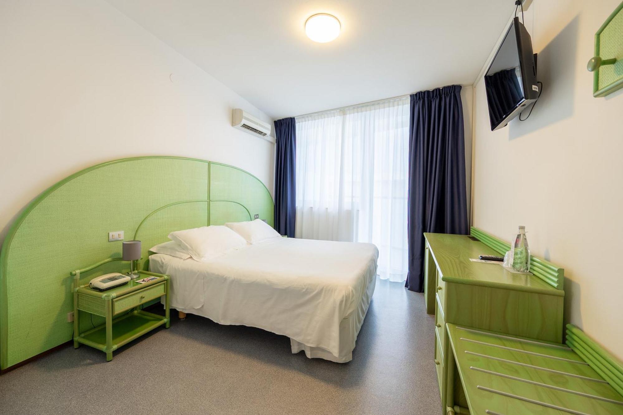 Doppel- oder Zweibettzimmer mit seitlichem Meerblick – obere Etage