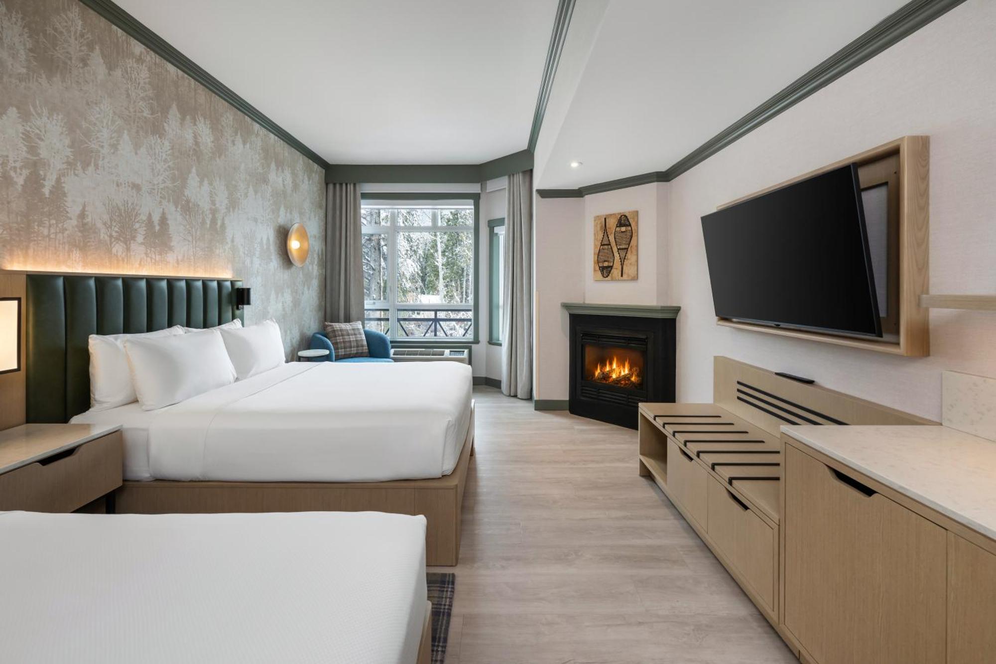 Premier Zimmer mit 2 Queensize-Betten und Kamin