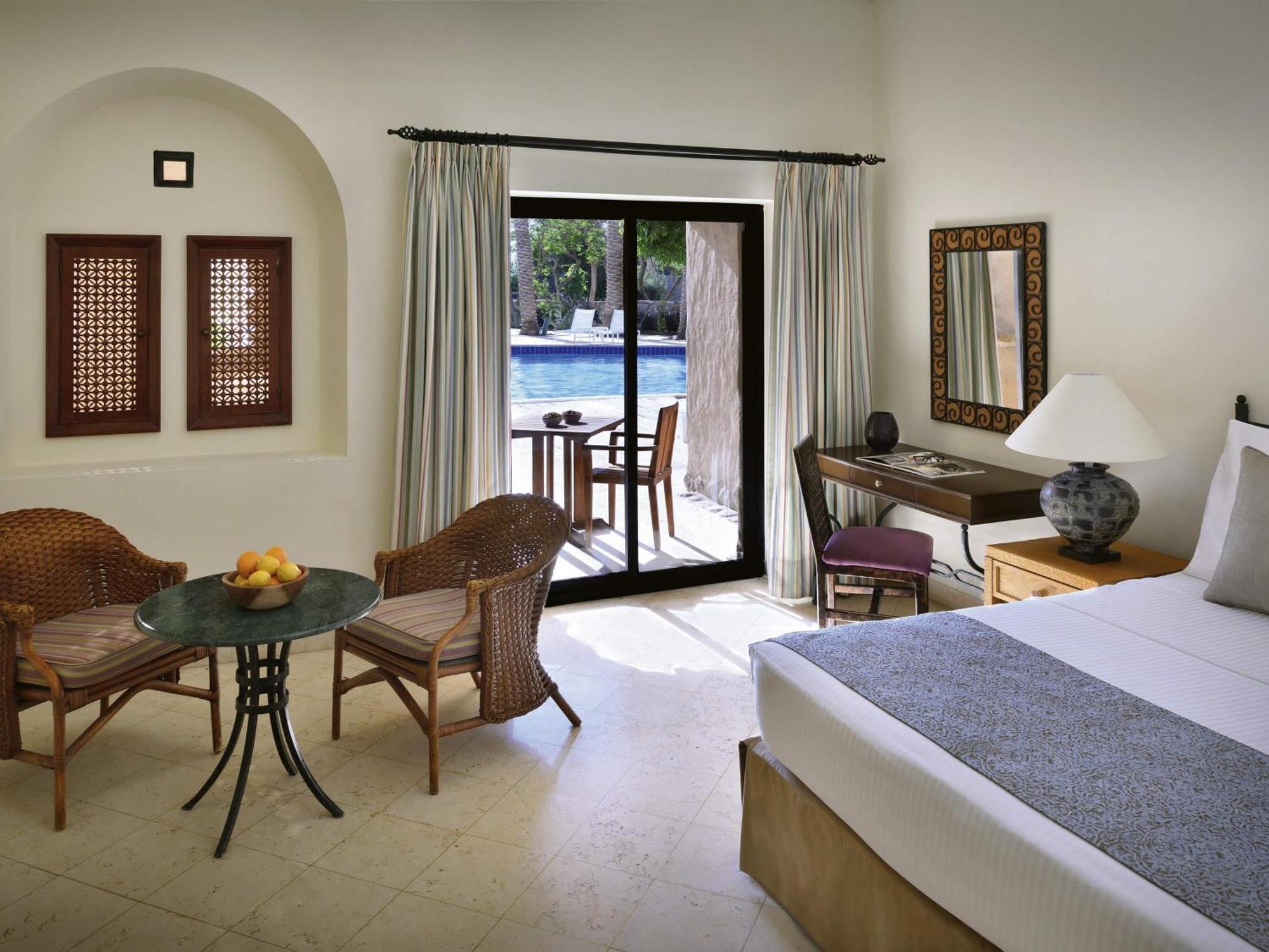 Premium Zimmer mit Kingsize-Bett und Poolblick