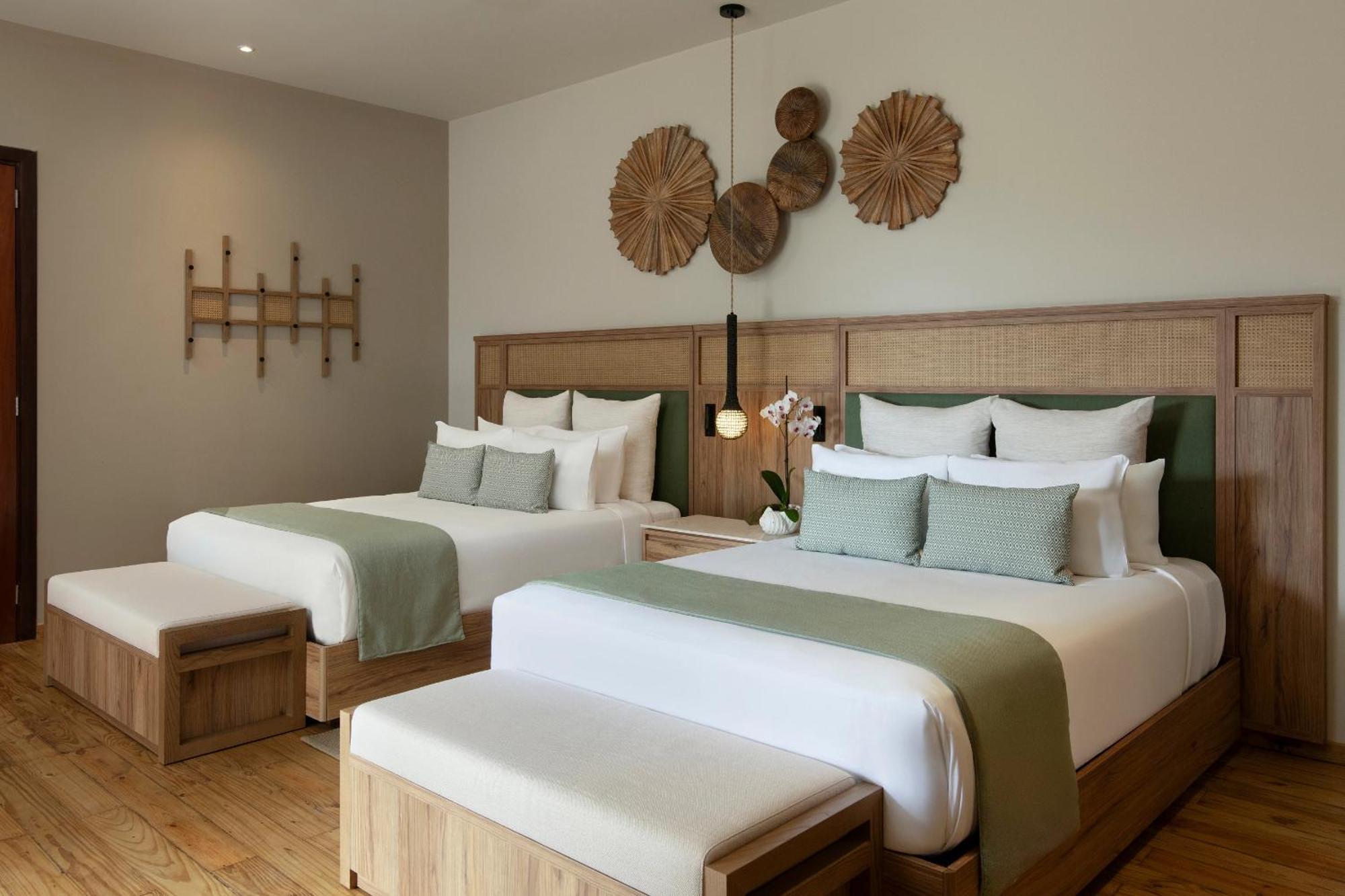 Junior Suite mit Doppelbett und Poolblick