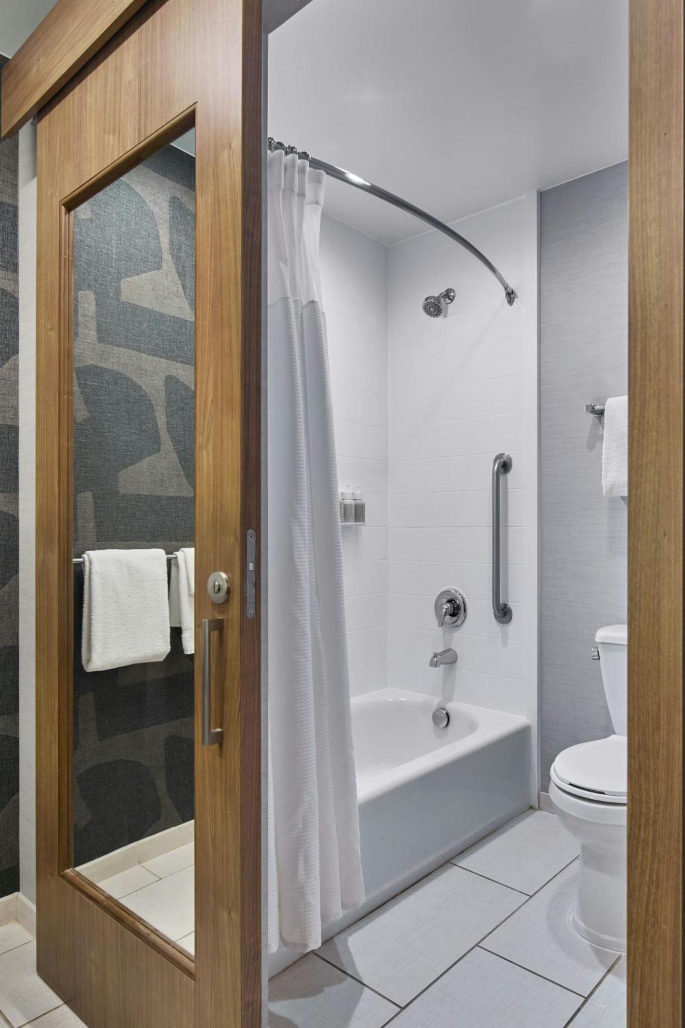 Queen Suite Two Queen Beds Bathtub Trundle Sofa Mobility Access