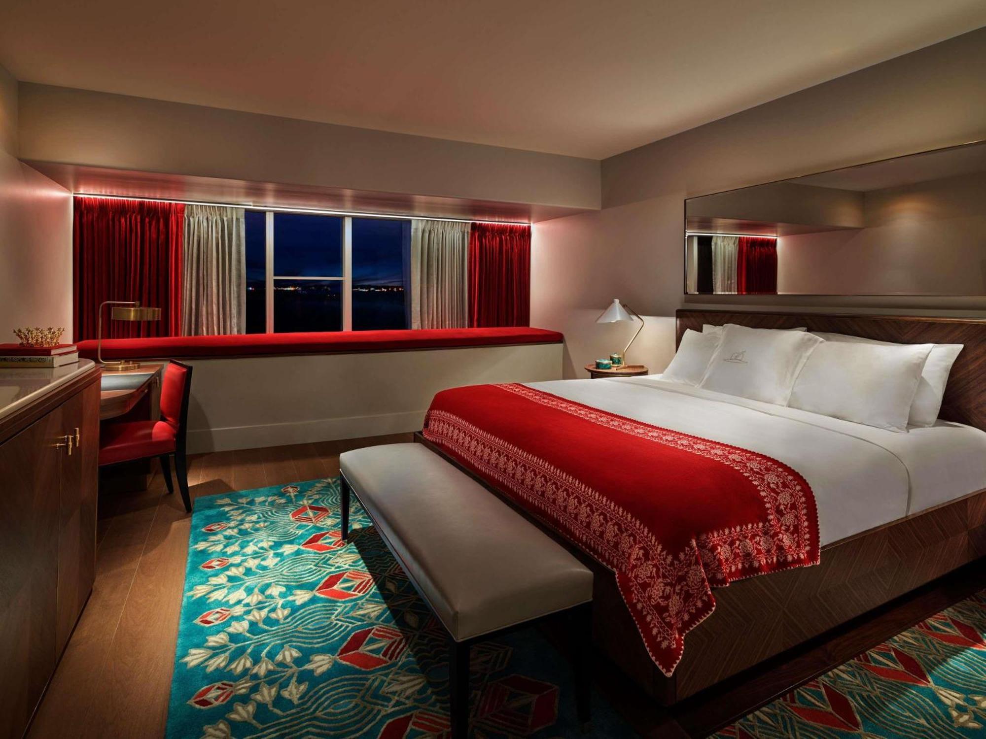 Zimmer mit Kingsize-Bett und Blick auf die Bucht