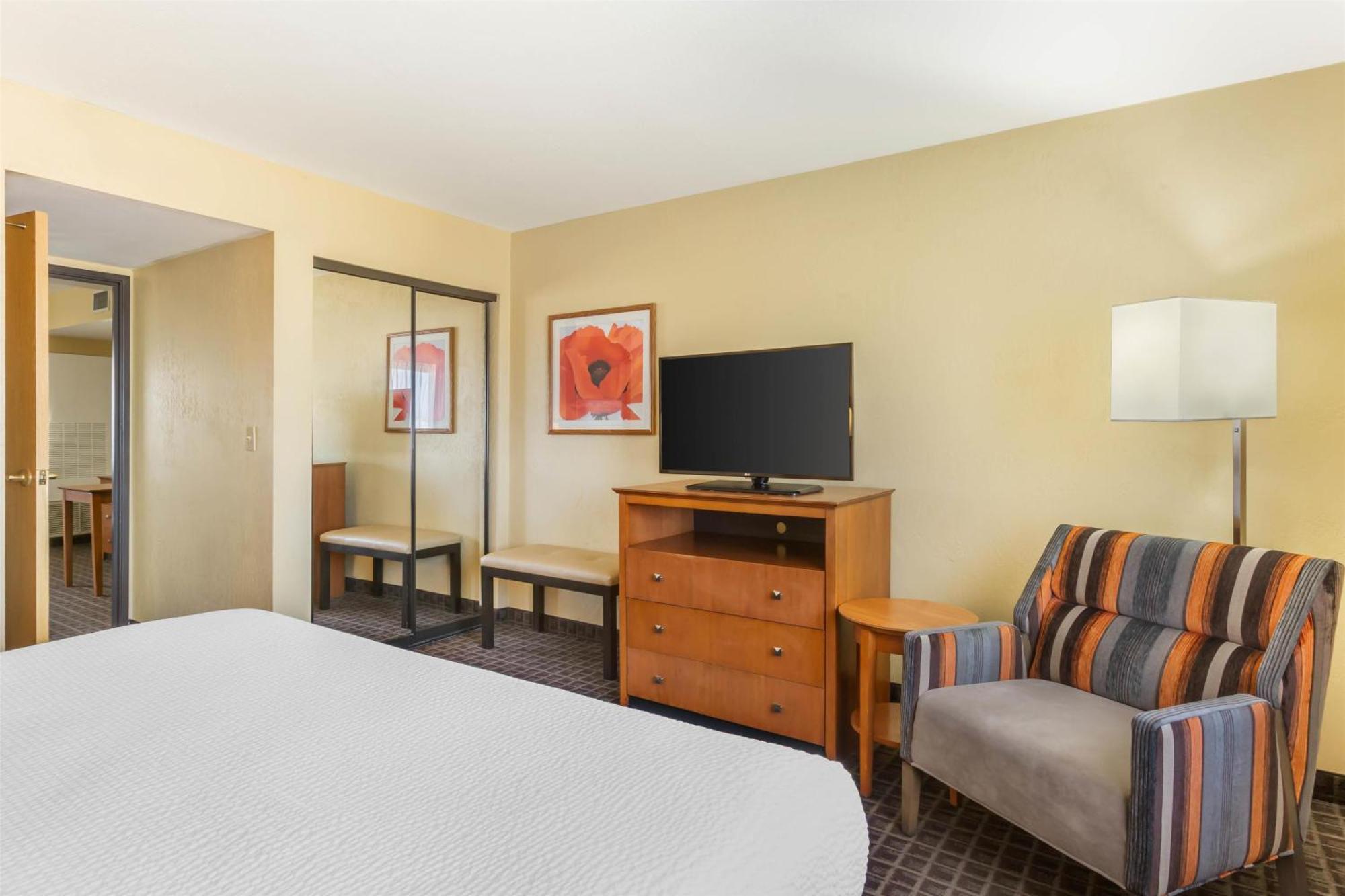 One-Bedroom King Suite Balcony Wet Bar