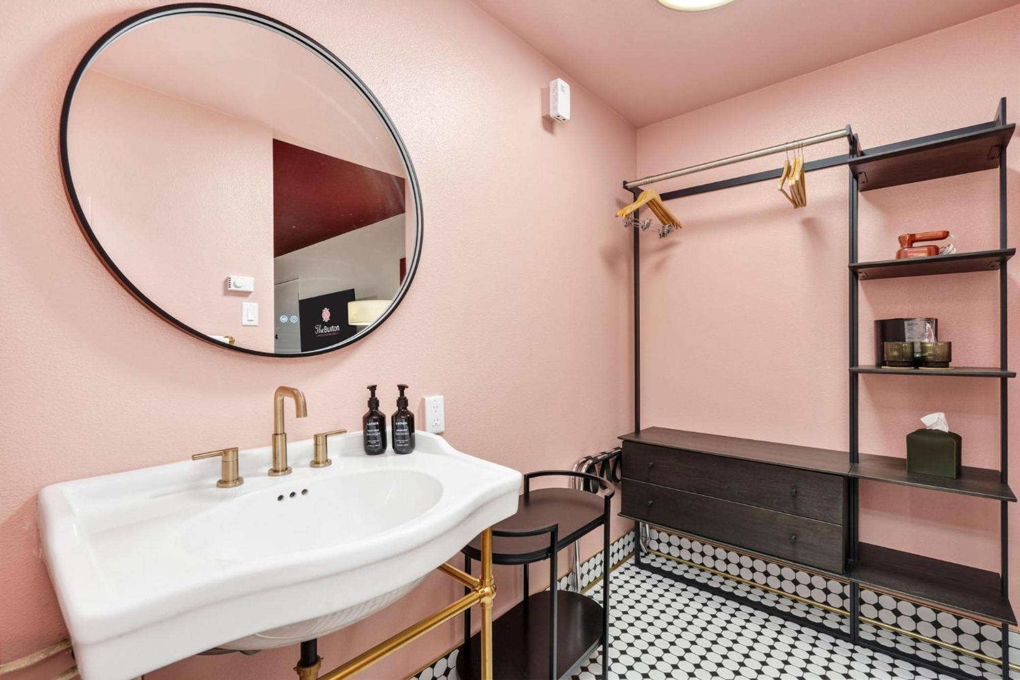 King Room Exterior Access or Non-Smoking