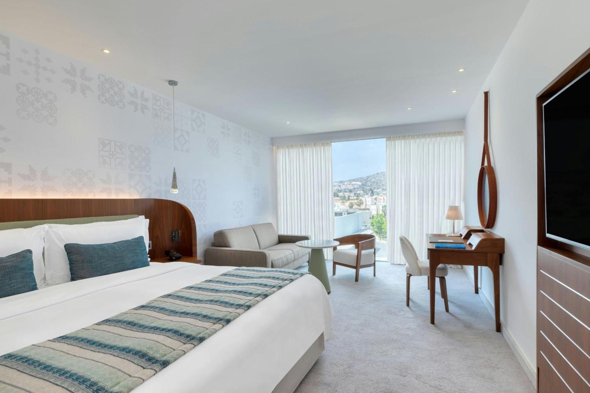 Superior Zimmern mit 1 Kingsize-Bett, Schlafsofa und Blick auf das Landesinnere
