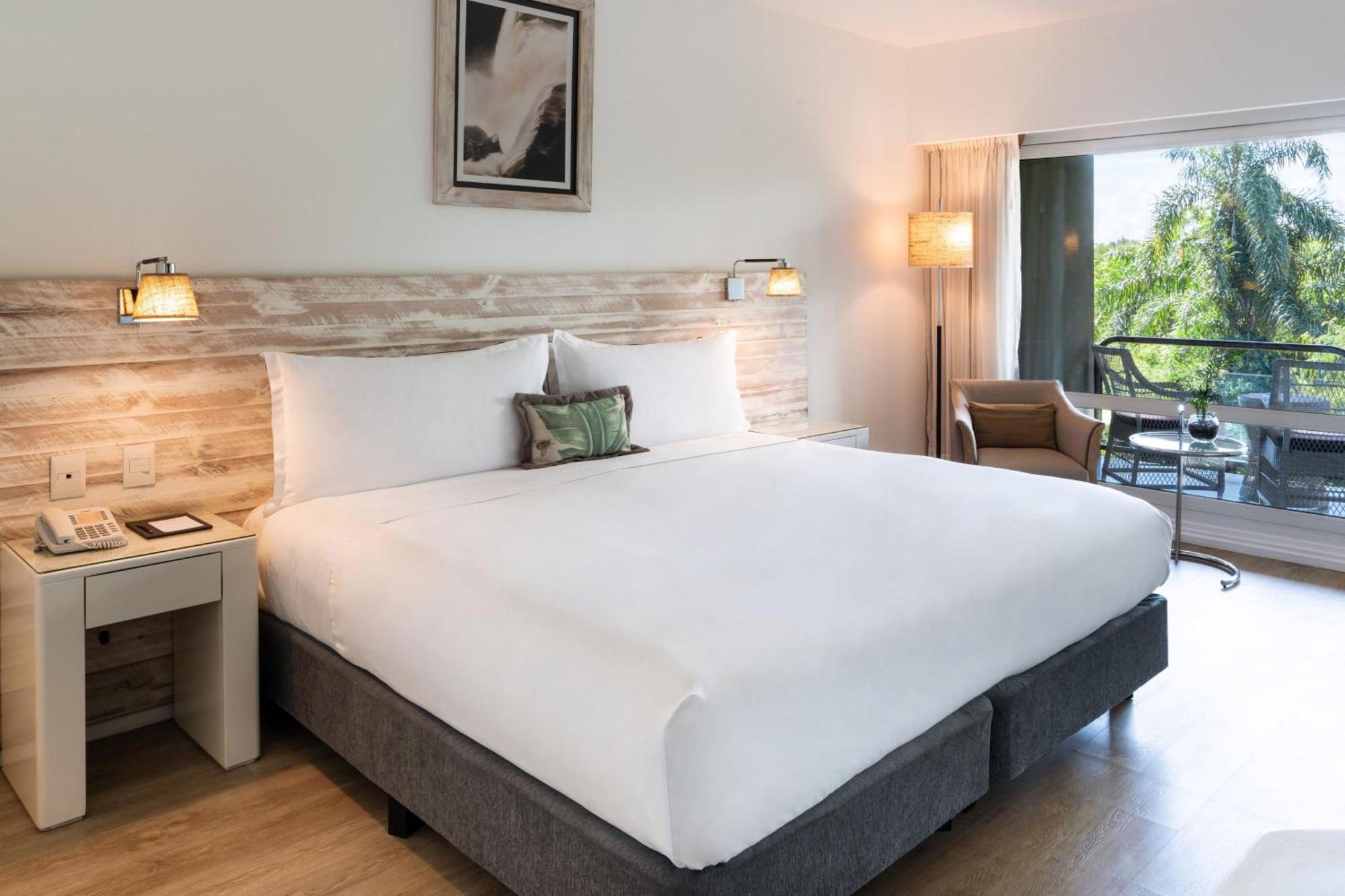 Deluxe Zimmer mit Kingsize-Bett und Blick auf den Dschungel