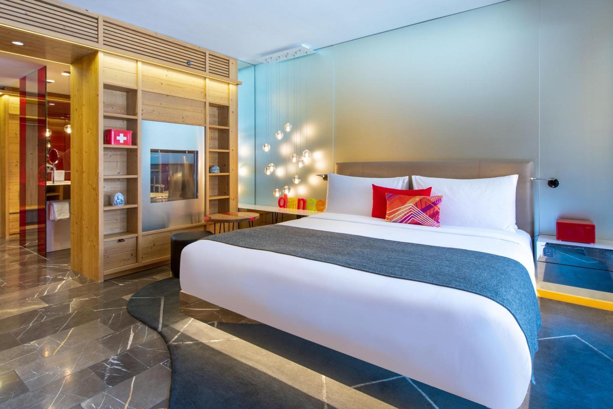 Gemütliches Zimmer mit Kingsize-Bett, Kamin und Balkon - keine Aussicht