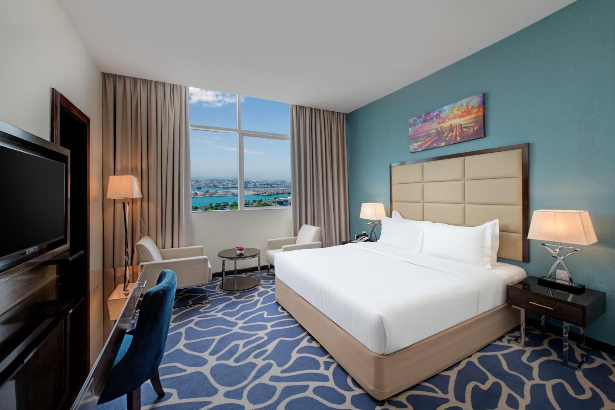 Deluxe Zimmer mit Kingsize-Bett und seitlichem Meerblick.