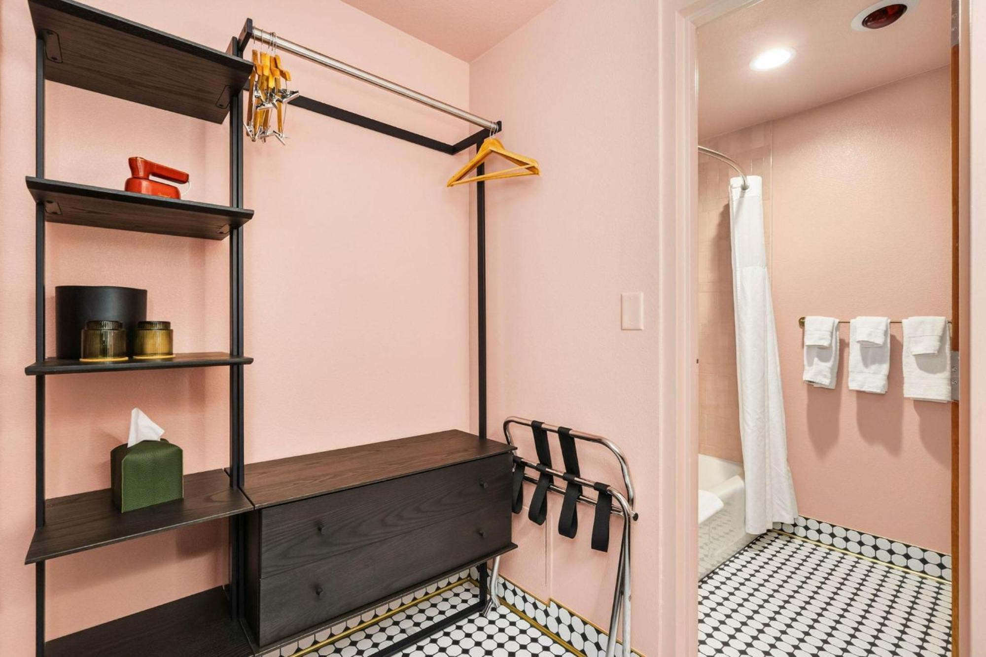 King Room Exterior Access or Non-Smoking