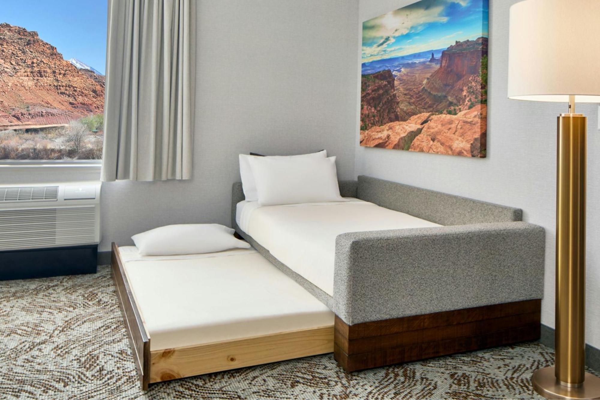 Queen Suite Two Queen Beds Bathtub Trundle Sofa Mobility Access