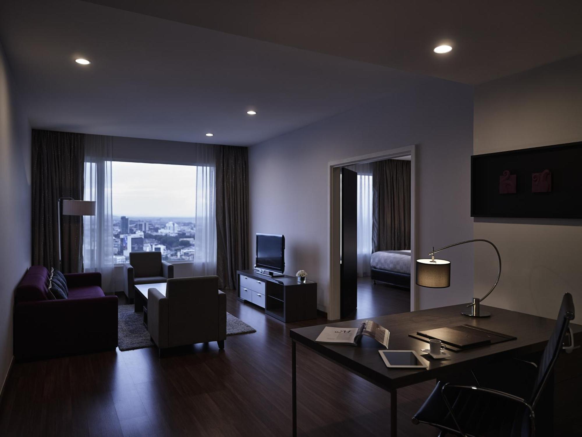 Executive Suite mit Kingsize-Bett und Zugang zur Lounge