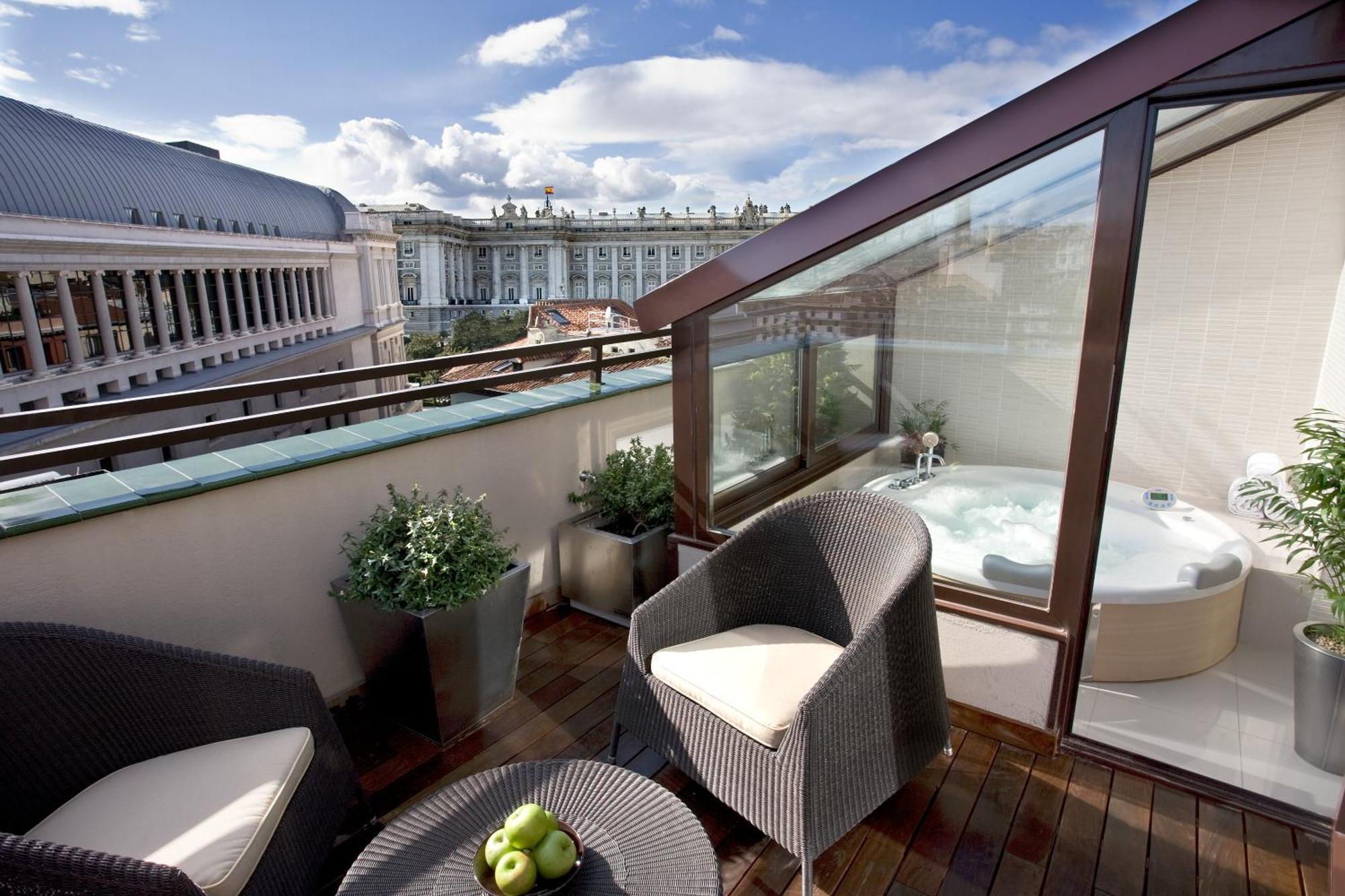 Doppelzimmer mit Terrasse und Whirlpool-Badewanne