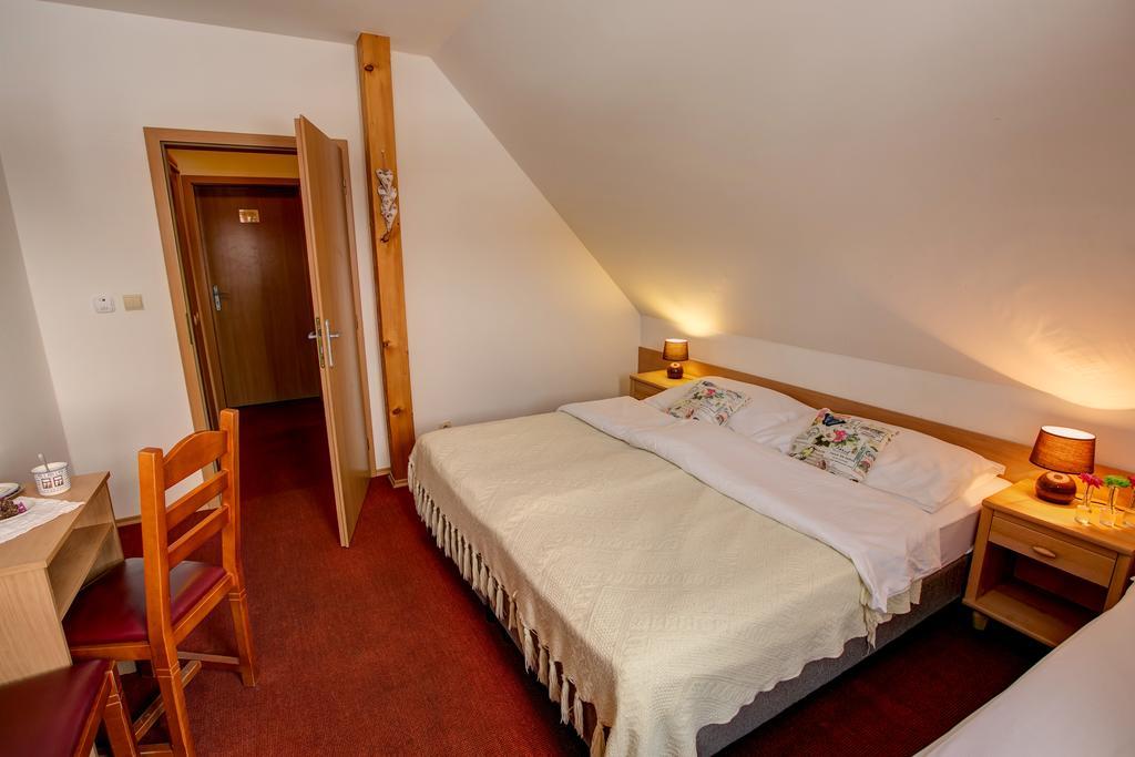 Doppel-/Zweibettzimmer mit Schlafsofa (3 Erwachsene)