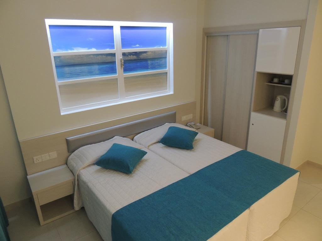 Zweibettzimmer mit Balkon