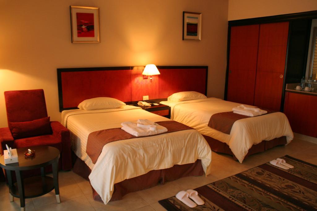Deluxe Doppel-/Zweibettzimmer mit Poolblick
