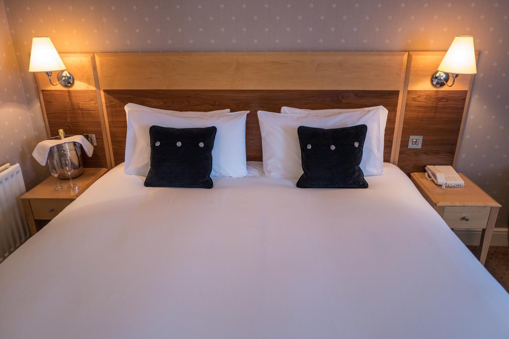 Ambassador Twin Room (Inc FREE PARKING, POOL & GYM)
