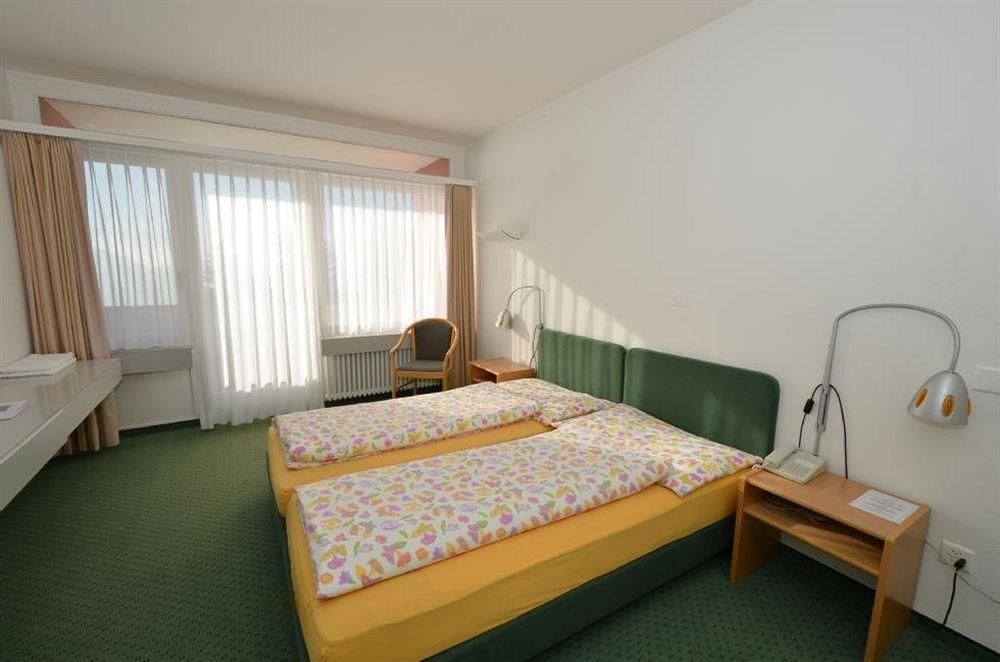 Studio mit Kingsize-Bett und Meerblick