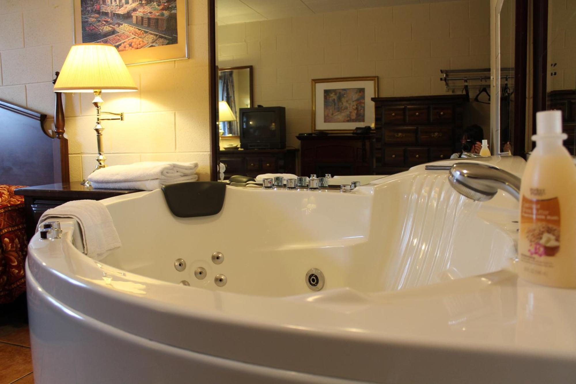 Hochzeitssuite mit Whirlpool-Badewanne und Kamin