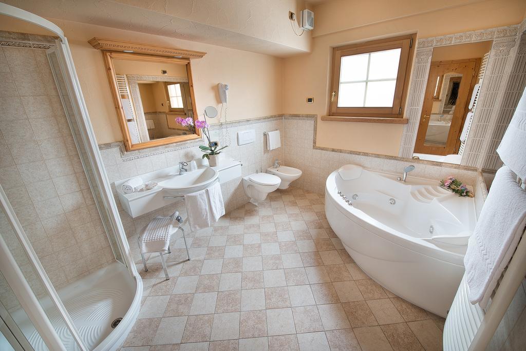 Suite mit Kingsize-Bett mit Whirlpool
