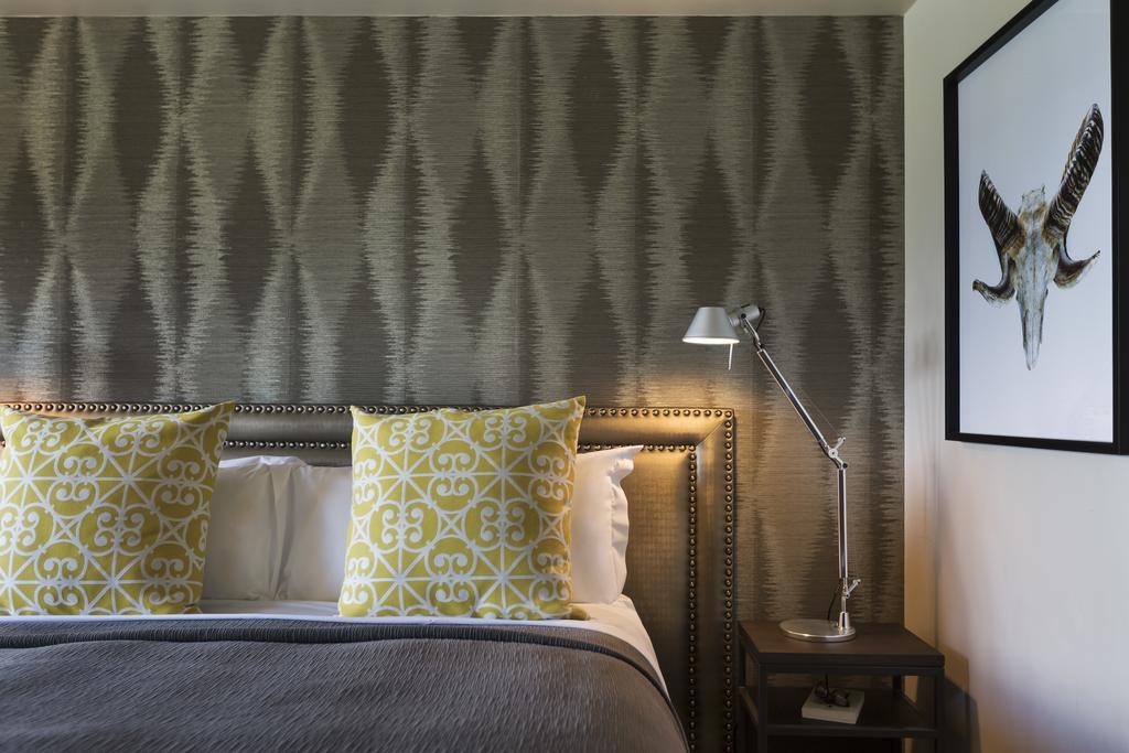 Zimmer St. Moritz mit Kingsize-Bett und Seeblick
