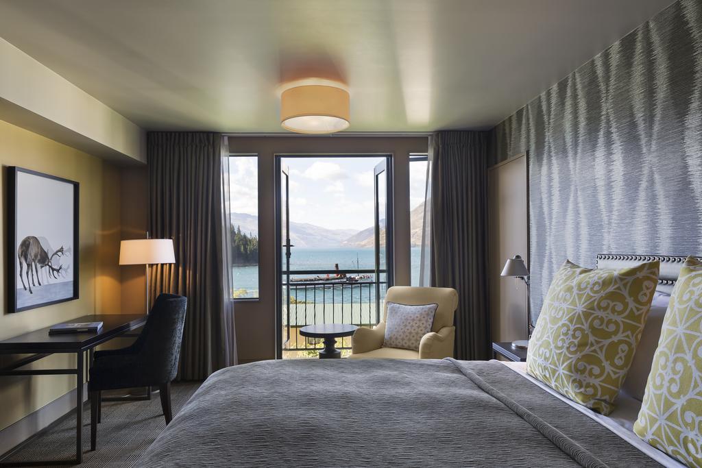 Zimmer St. Moritz mit Kingsize-Bett und Balkon sowie Seeblick