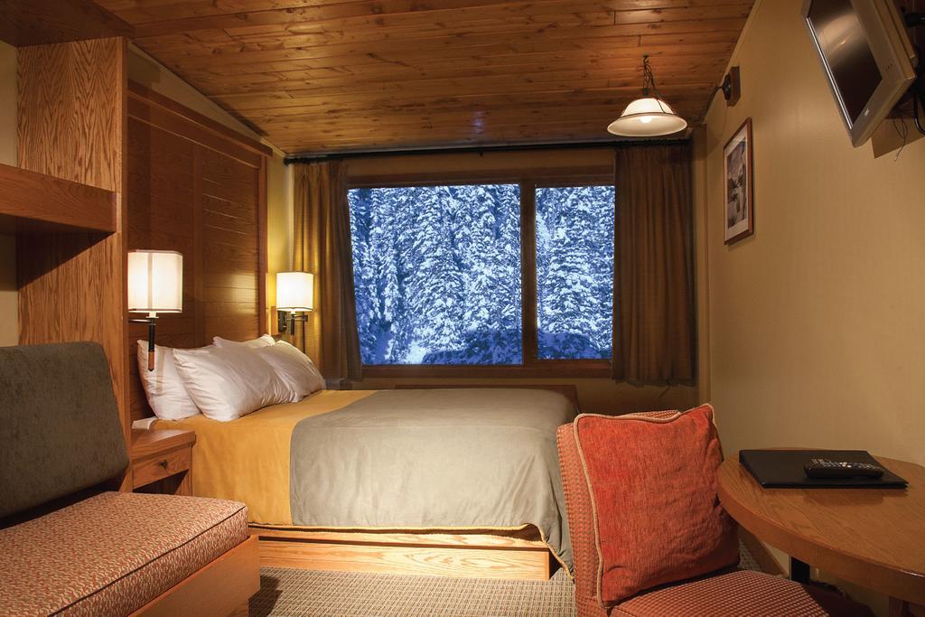 Deluxe Zimmer mit Queensize-Bett und Blick auf den Wasserfall
