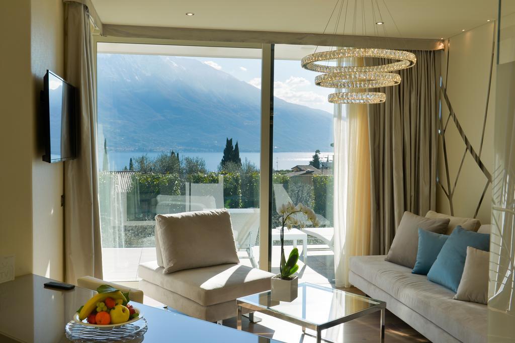 Deluxe Suite mit Terrasse mit Seeblick und Hydromassage-Wanne