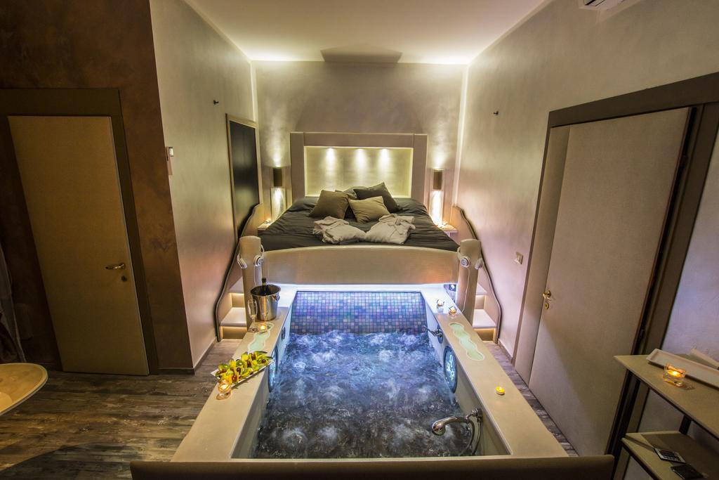 Doppelzimmer mit Whirlpool-Badewanne