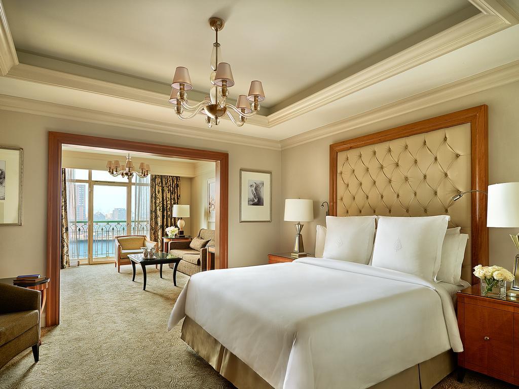 Grand Zimmer mit Kingsize-Bett und Blick auf den Nil