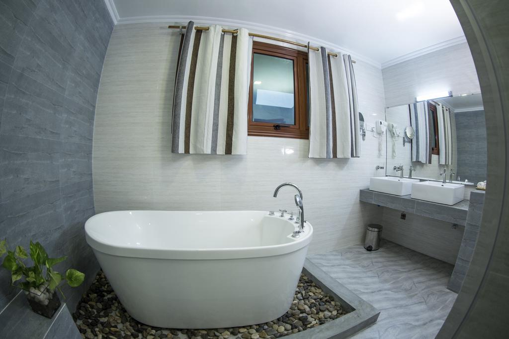 Suite mit Kingsize-Bett und Whirlpool