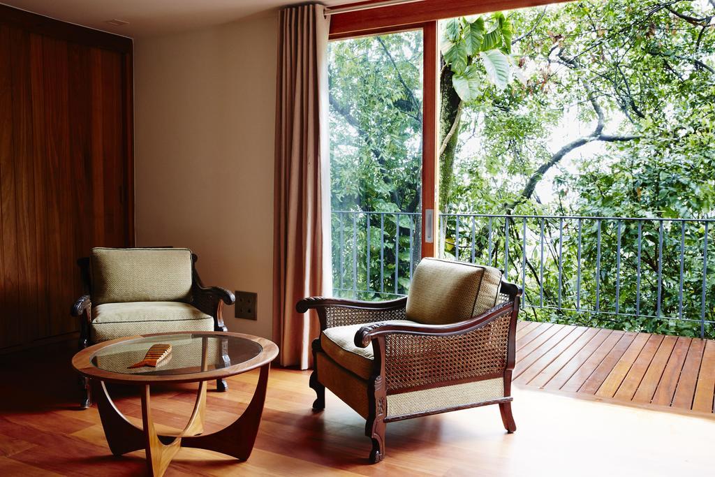 Zimmer mit Kingsize-Bett und Balkon