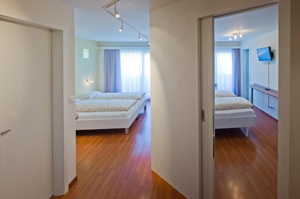 Zweibettzimmer mit Balkon