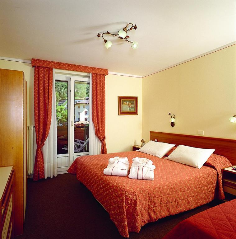 Doppel-/Zweibettzimmer mit Seeblick
