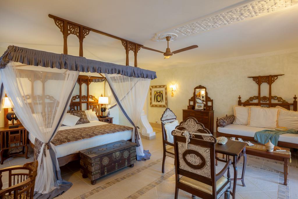 Zimmer mit Kingsize-Bett und Meerblick
