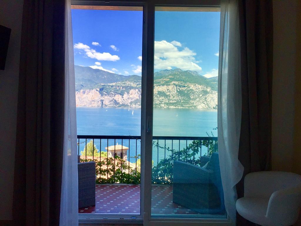 Zimmer mit Kingsize-Bett und Seeblick