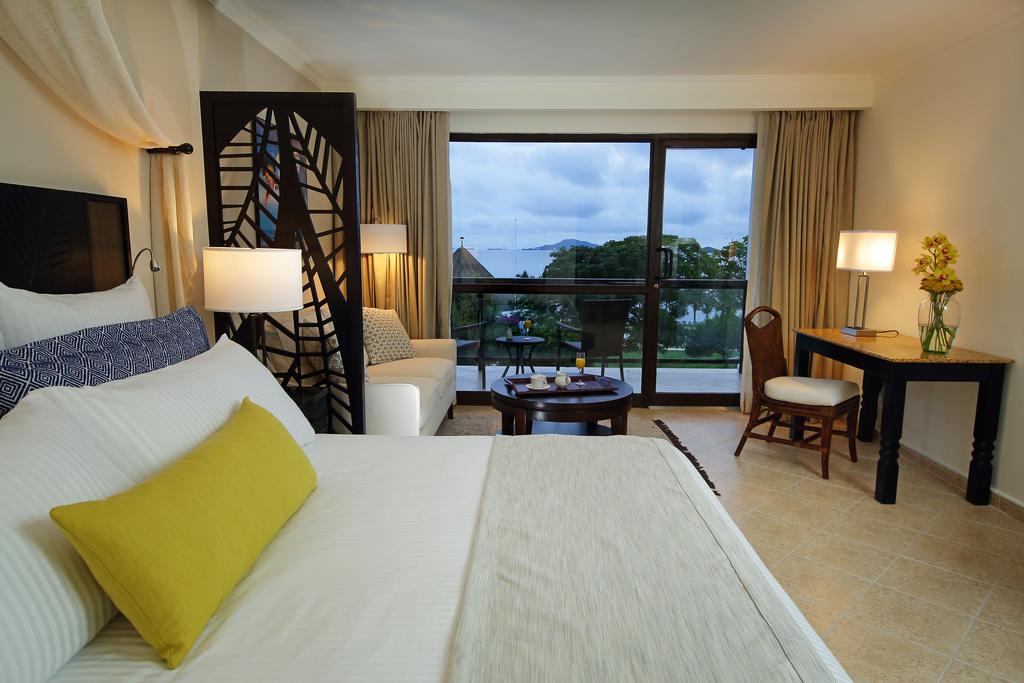 Deluxe Zimmer mit Kingsize-Bett und Meerblick