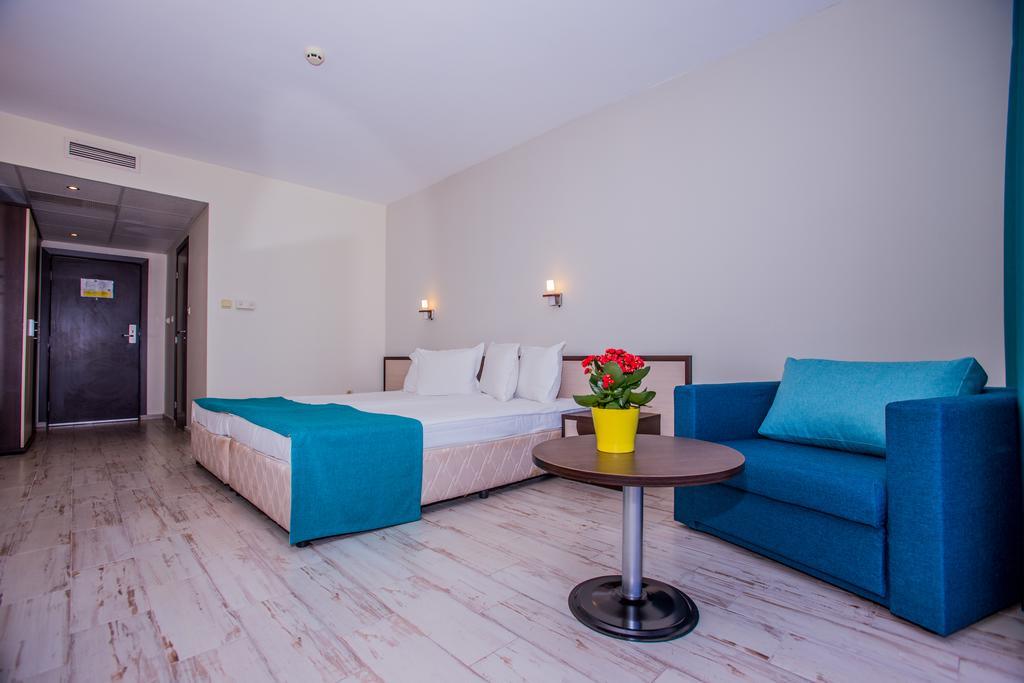Zweibettzimmer mit Balkon