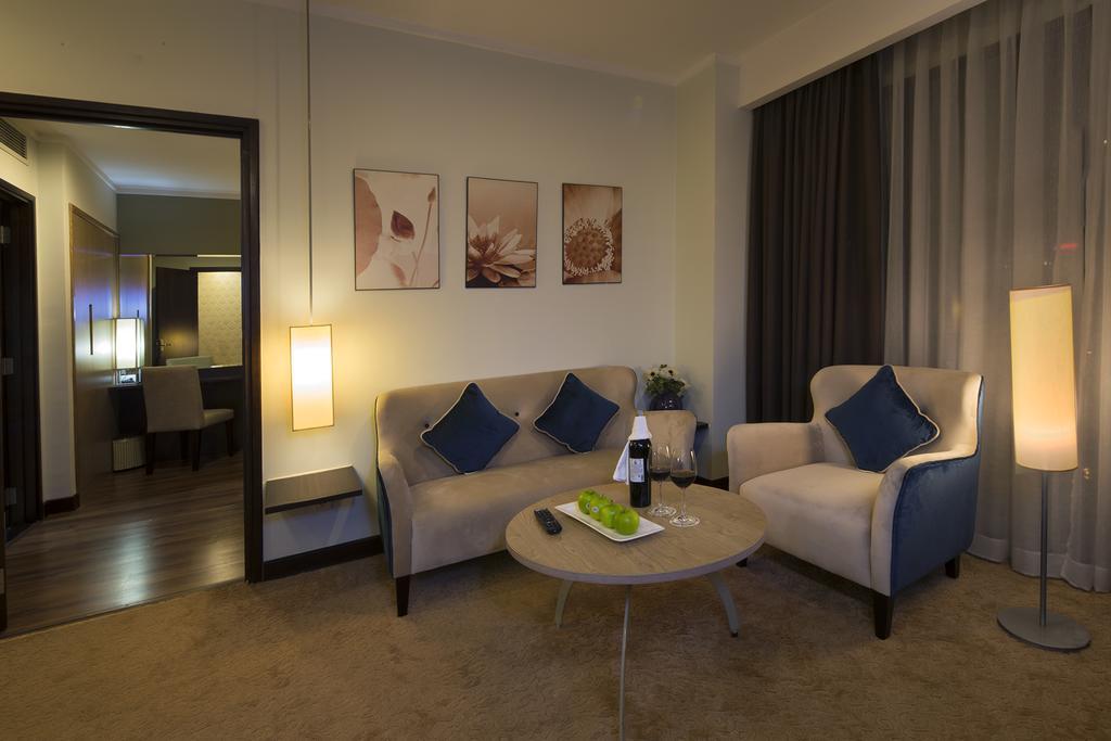 Deluxe Suite mit Balkon und Stadtblick