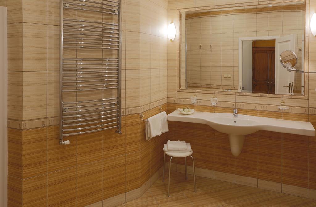 Doppel-/Zweibettzimmer mit Balkon