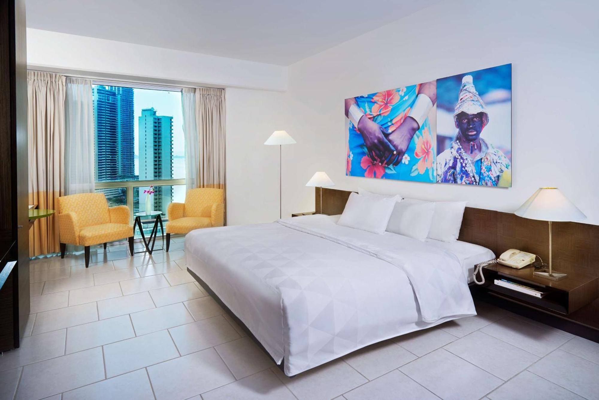Zimmer mit Kingsize-Bett und Meerblick
