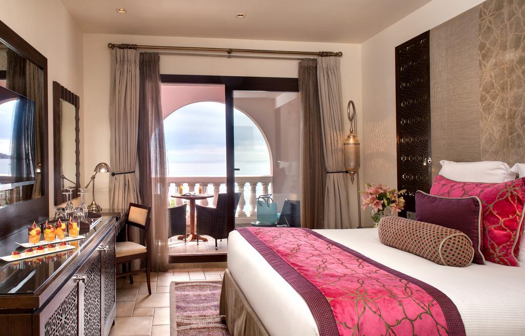 Standard Zimmer mit Balkon und seitlichem Meerblick